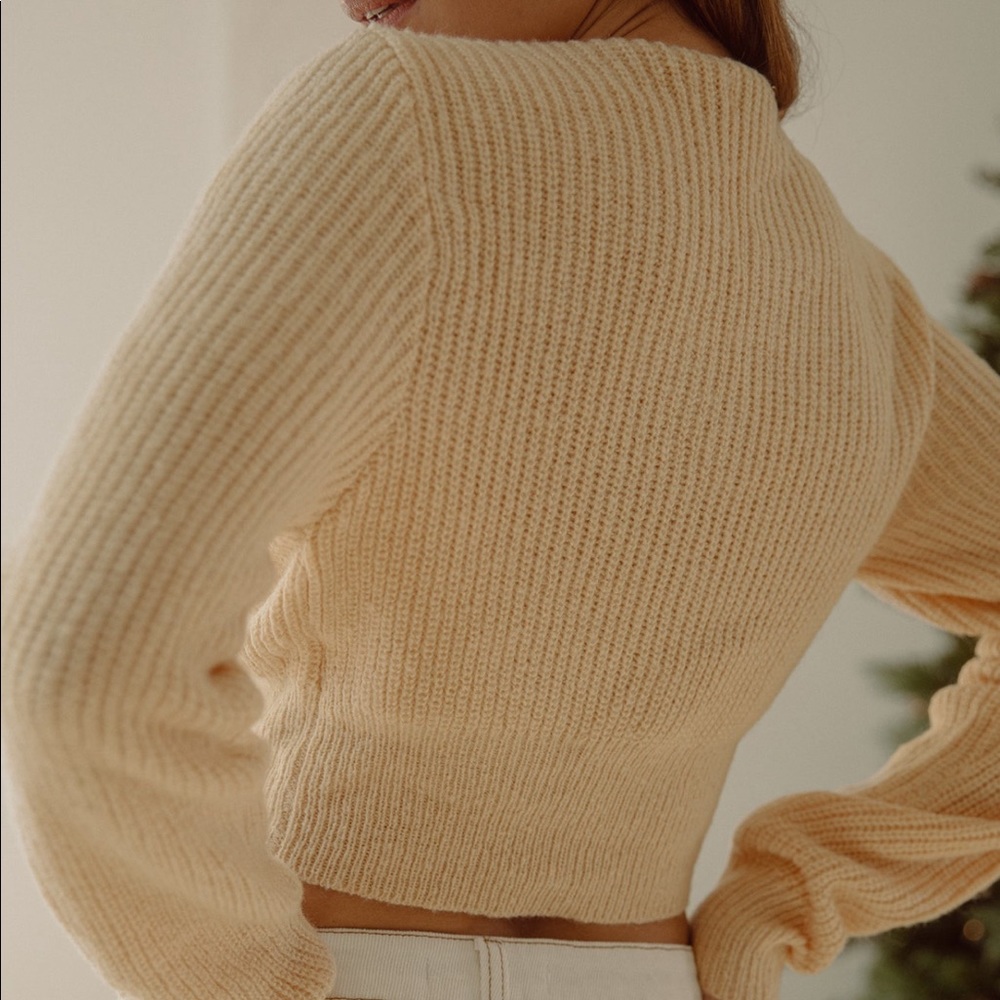Cream Long Sleeve Twist Front Knit Top- M - Picture 2 of 3